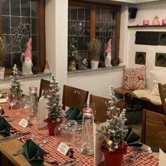 Weihnachtlich gedeckter Tisch mit liebevoller Dekoration